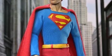 NECA anuncia figura de ação articulada do Superman (1978) com roupas de tecido